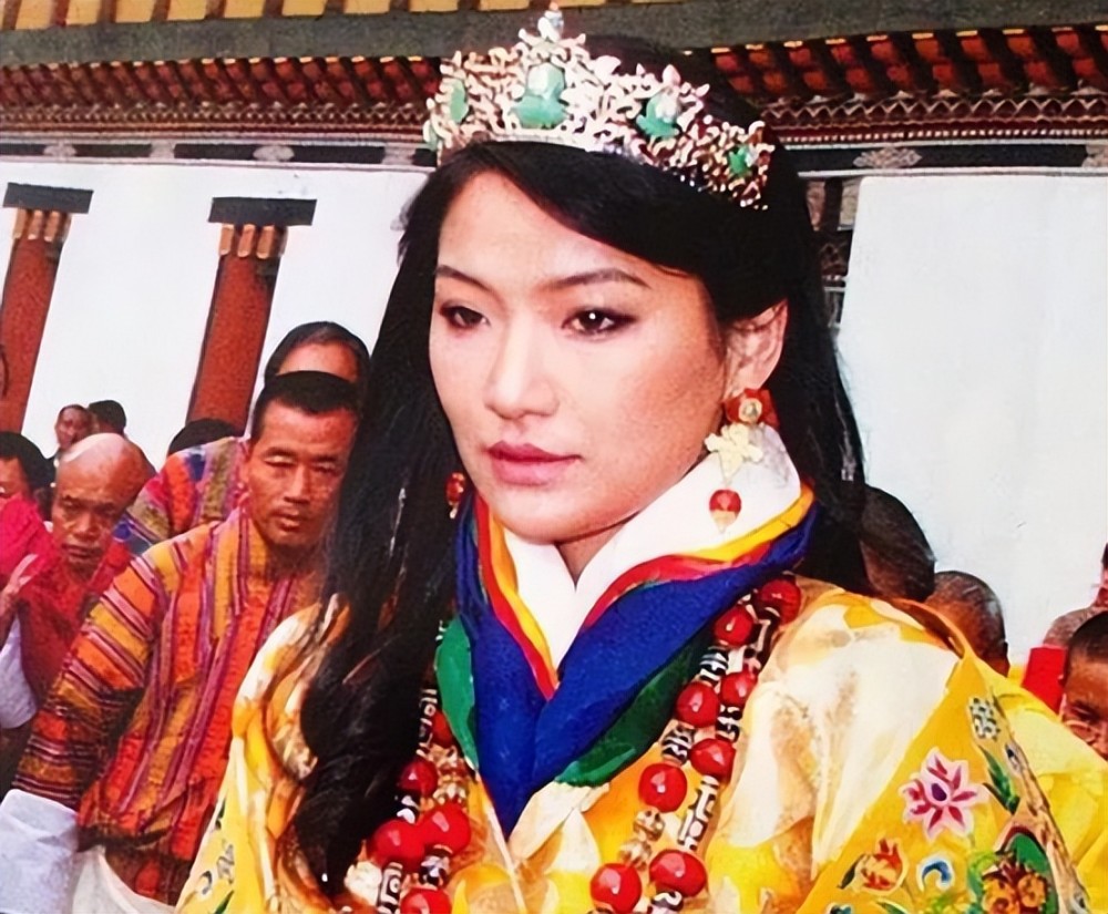 不丹王后佩玛有两顶不丹传统王冠,一顶在2011年10月大婚时佩戴,另一顶