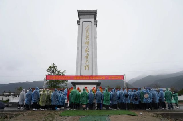 英烈 丰碑砺青春烈士祭扫及青少年爱国主义教育活动在大理烈士陵园举