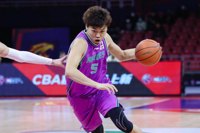 在进攻端没办法帮上忙,在防守端,也是被布克和贺希宁等球员轮流冲击