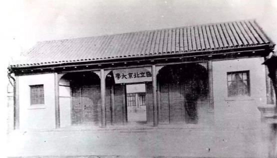 蔡元培还曾经去过欧洲进行旅行游学,与著名的科学巨佬居里夫人和