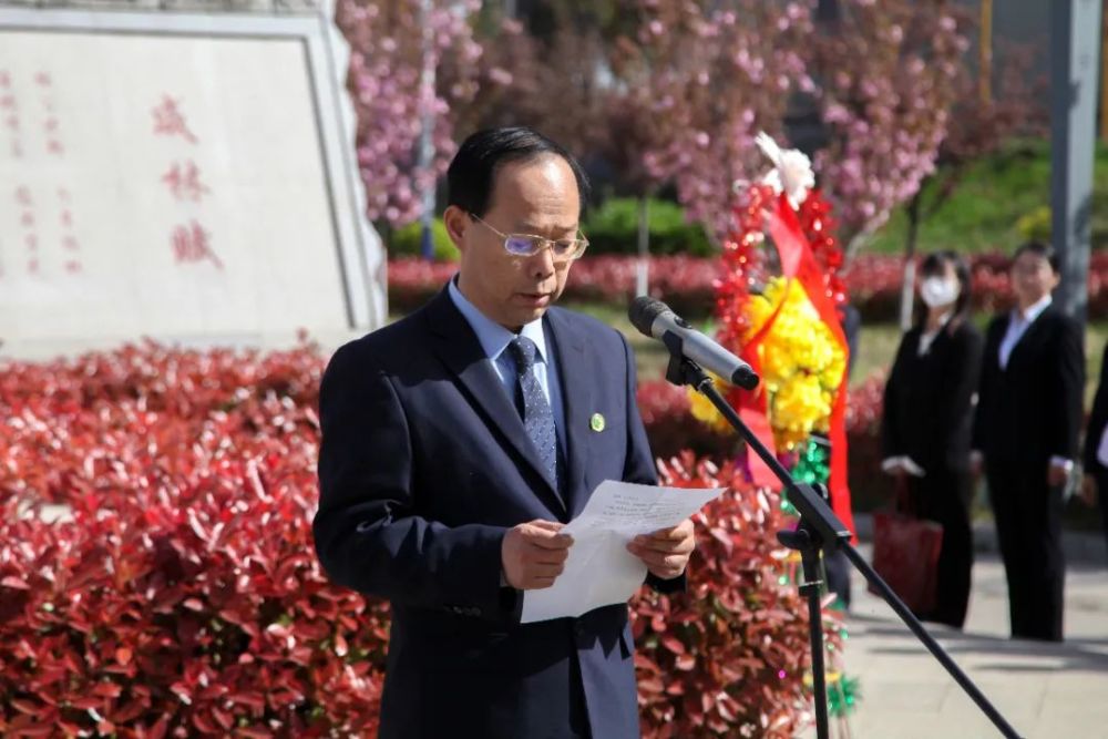 咸林中学校长李军民恭读祭文《厚德垂范 芳泽后世,追念杨松轩先生