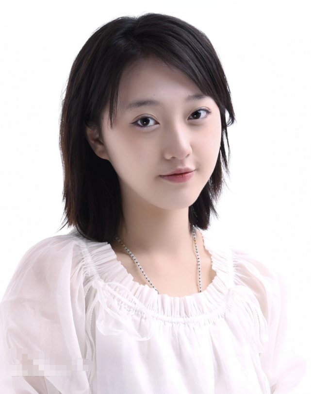 戏里杨心仪在读高中,戏外她也已于19年考上了北音附中的音乐剧专业