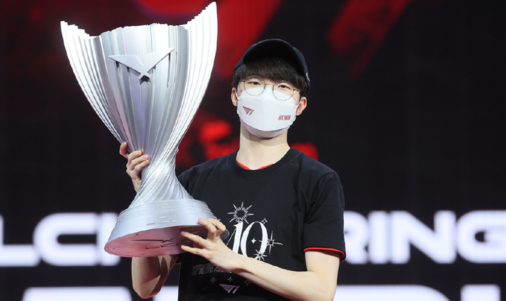 t1第十冠现场小插曲faker捧杯心切在现场偷偷摸了奖杯5次