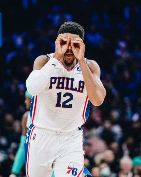 托拜厄斯-哈里斯全场13投8中 得到23分5篮板4助攻_腾讯新闻