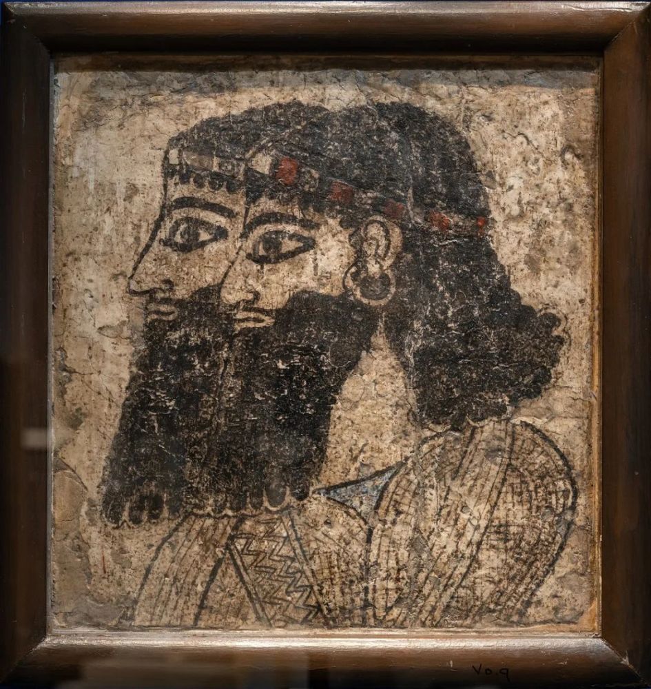 幅壁画展示了两名亚述官员的侧面像,是少数被保存至今的亚述壁画之一