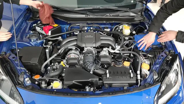 4l水平对置发动机,最大功率235马力,峰值扭矩250牛·米,与之匹配的是