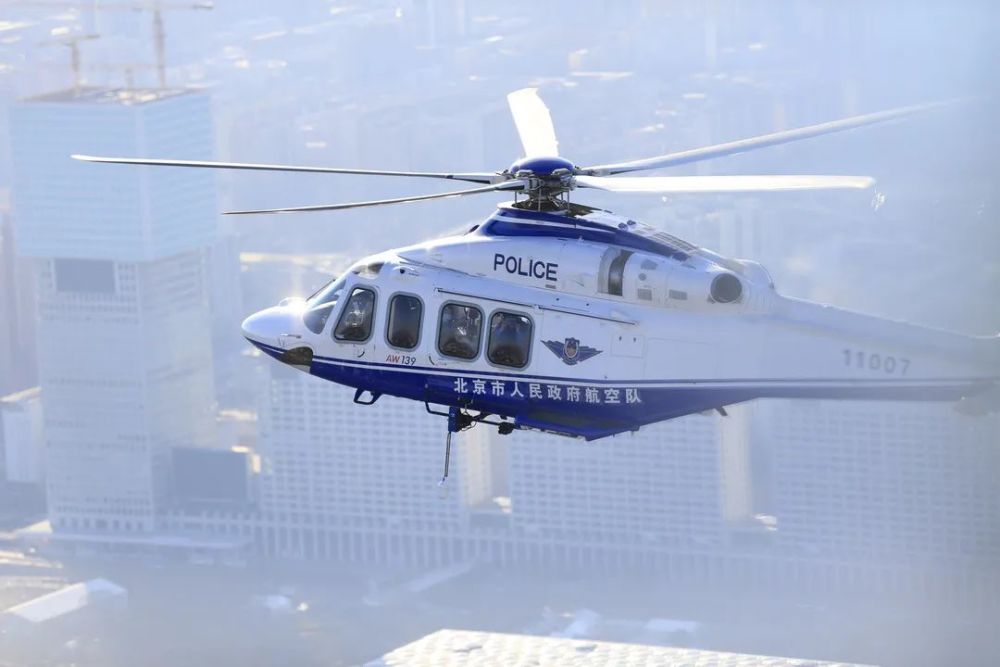 北京市人民政府航空队启用警用直升机执行清明节安保任务