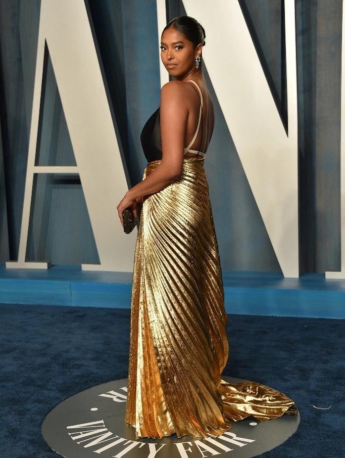 科比19岁女儿娜塔莉亚穿着耀眼礼服站在奥斯卡红毯形象威武