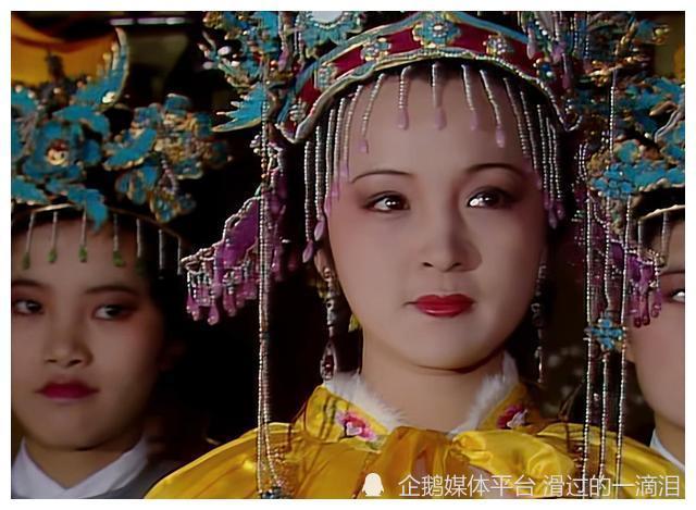 贾元春是贾政与王夫人所生的女儿,贾宝玉的姐姐,因为出生在正月初一而