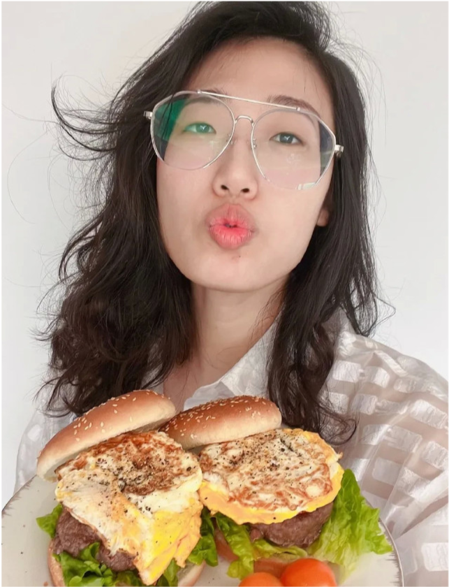 29岁的刘晏含有副业当老师拍电影收入不错让郎平苦心没白费