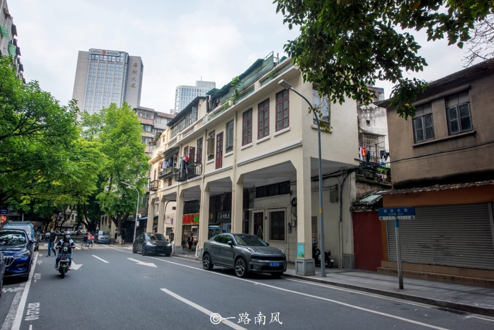 这是一条南北纵向的支线道路,连接东风中路,中山四路,文明路,万福路等