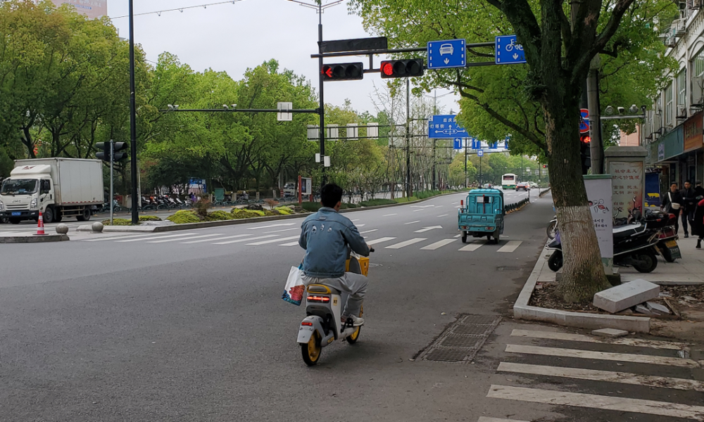 3个路口一个半小时84起闯红灯行为注意电动车可能全责
