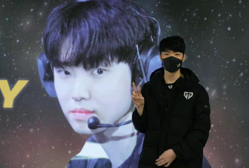 msi首支队伍诞生,faker登顶chovy败北,t1老板暗示赢lpl_腾讯新闻