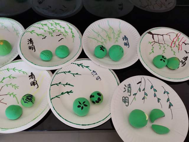 各班级开展了不同形式的主题教育活动,通过观看视频,学习古诗,做青团