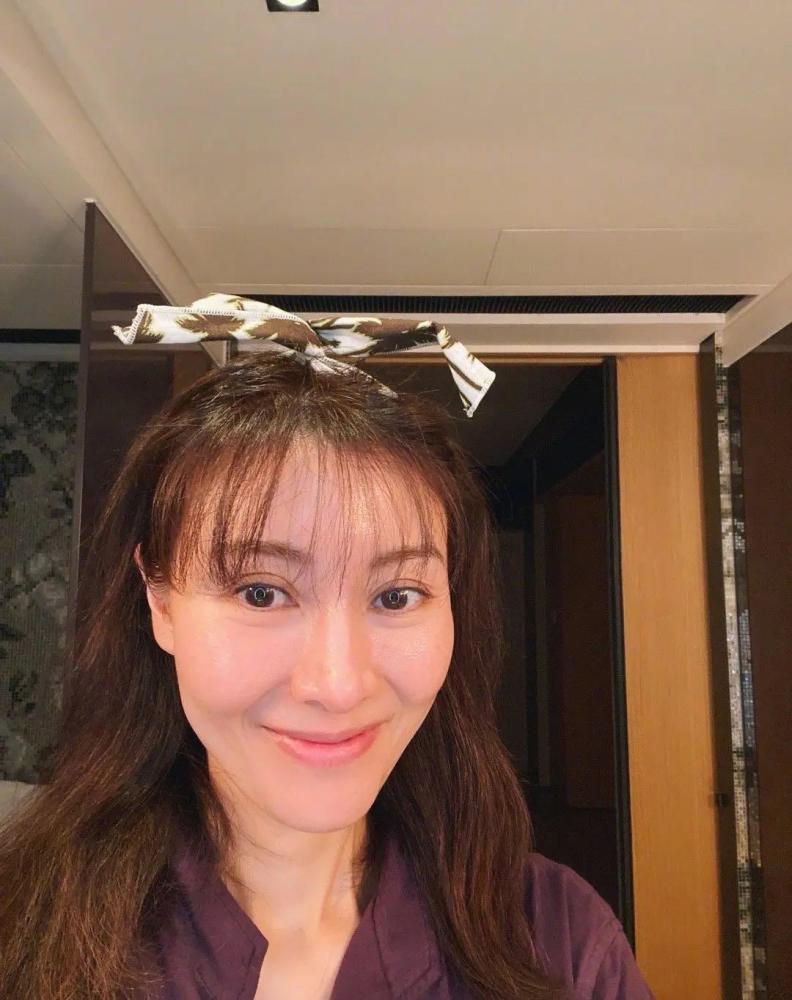 52岁李嘉欣怎么瞬间老了,怼脸拍模样大变,密密麻麻的毛孔太真实插图