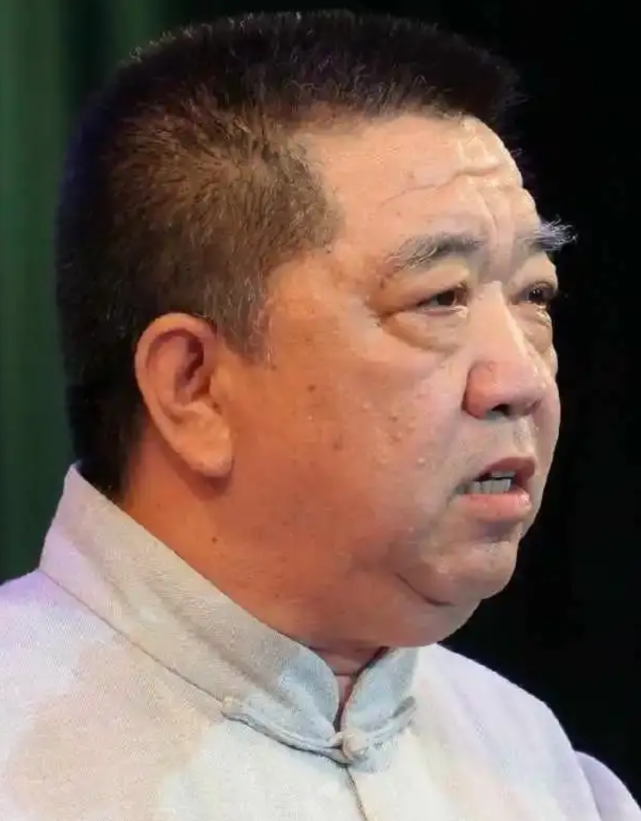 72岁相声名家孟凡贵罕见出镜,头发眉毛花白,首谈与郭德纲传闻