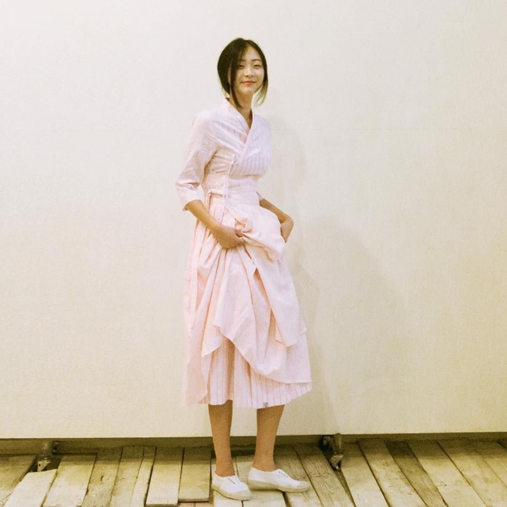 在这些照片中,身材高挑纤细的金多美穿着各种风格的服装,加上当时独