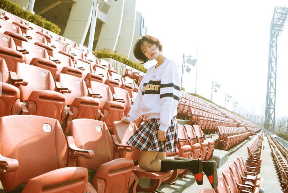 在这些照片中,身材高挑纤细的金多美穿着各种风格的服装,加上当时独