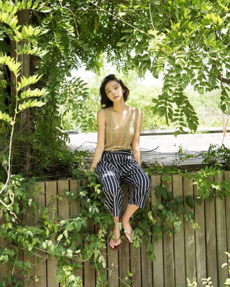 在这些照片中,身材高挑纤细的金多美穿着各种风格的服装,加上当时独