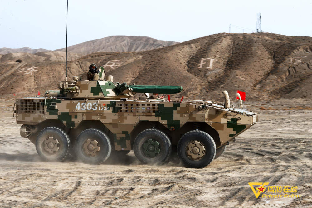 第77集团军某旅装甲车驾驶训练高原戈壁风卷沙场