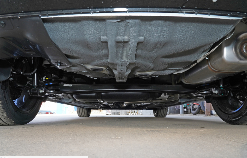 新款伊兰特在底盘方面选择前麦弗逊独立悬架 后扭力梁式非独立悬架,在