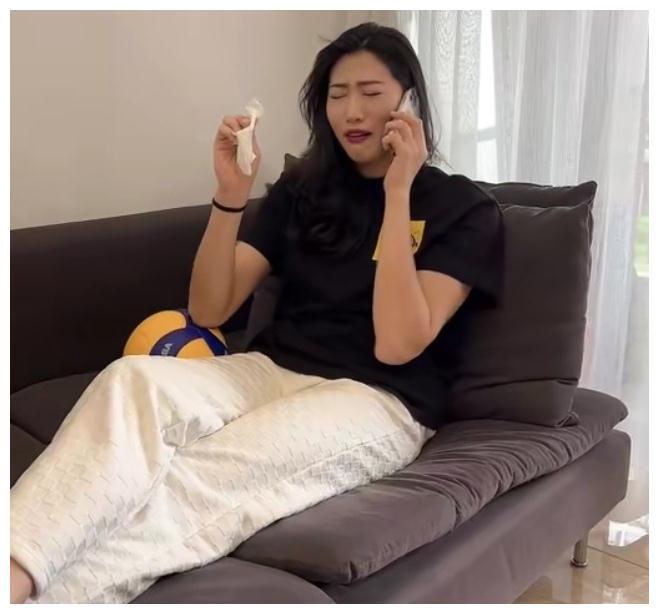 刘晏含开启"放松"模式,再现生活中一场景,满沙发都是大长腿_腾讯新闻
