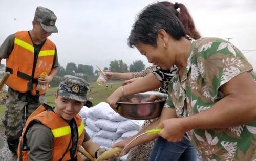 98年特大洪水百姓跪地向戰士哭喊你們別跳了我們不要房子了