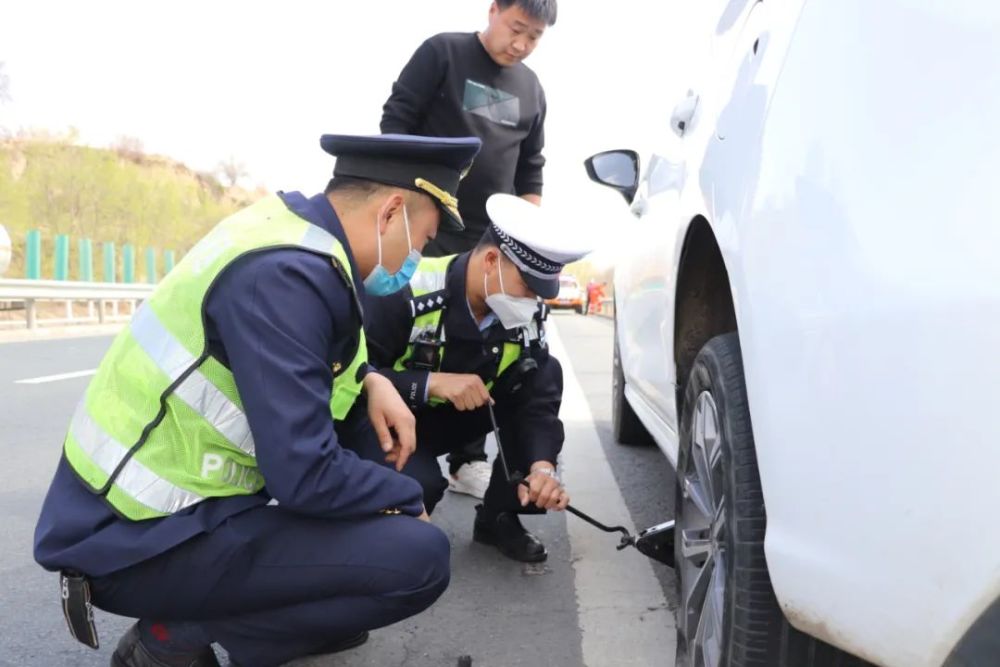 及時撥打高速公路報警電話