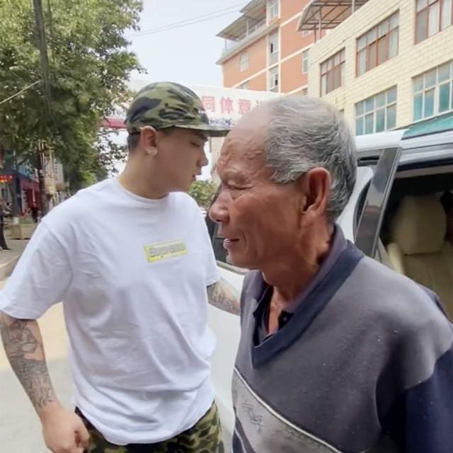 《变形计》崔晋回应网友质疑,亲自带爷爷购物,不盖房另有原因