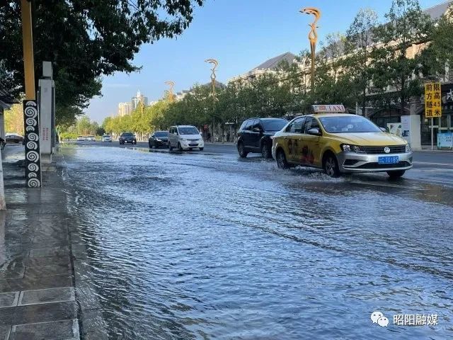 今天早上凤霞路一供水管爆裂