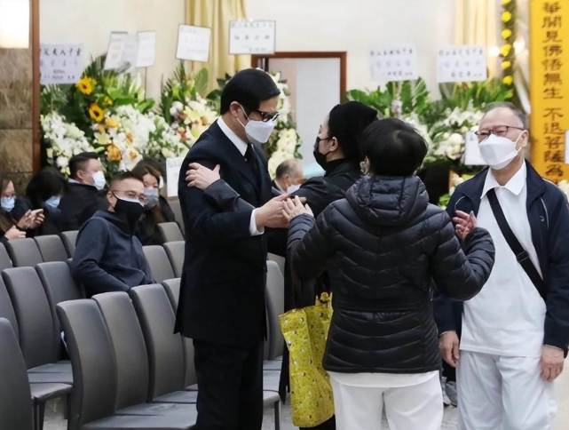 由于包晓华和女儿刘雅丽都是圈中人,因此不少娱乐圈的明星都来送别刘