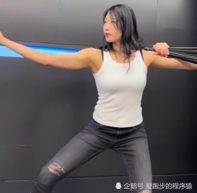 刘晏含化身太极大师背心牛仔裤尽显好身材喜欢说调皮话