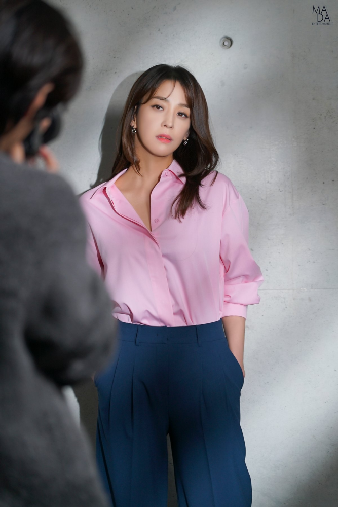 47岁韩高恩状态仍似少女行走的衣架子,不愧是韩剧冷艳贵妇专业户