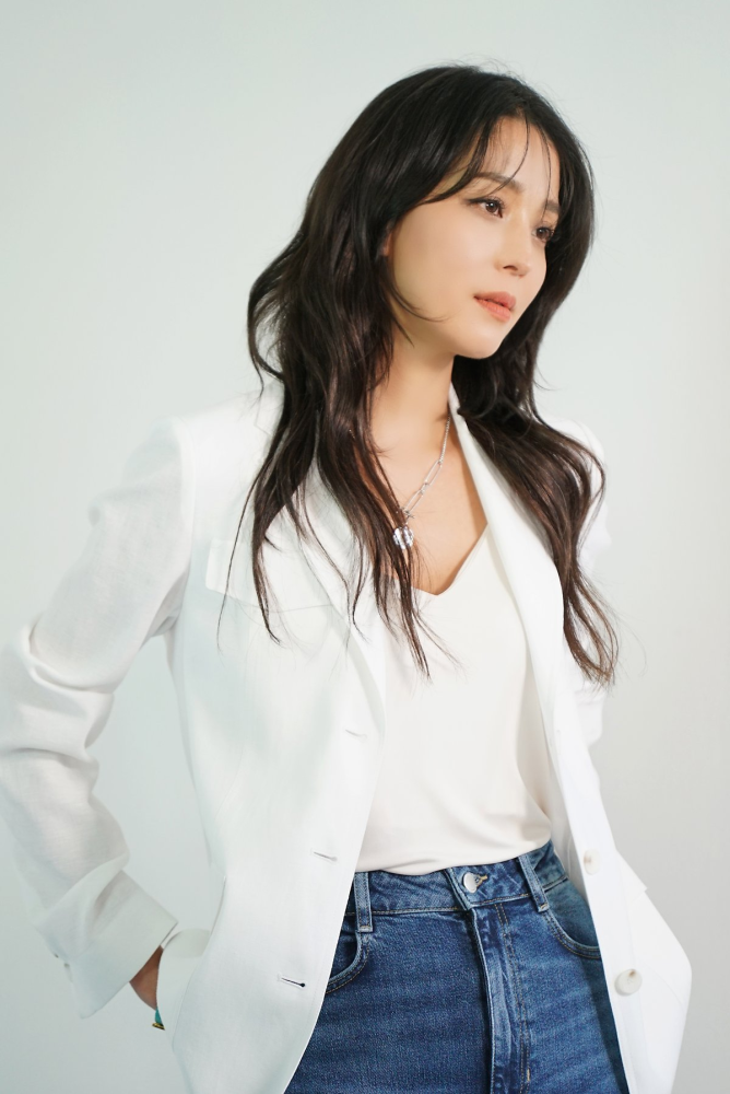 47岁韩高恩状态仍似少女行走的衣架子,不愧是韩剧冷艳贵妇专业户