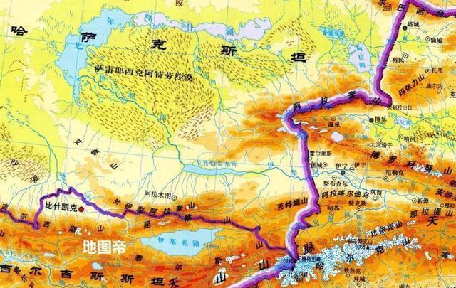 伊犁河盆地纬度约为北纬42.