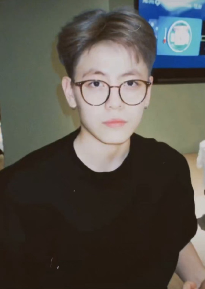 少女杀手杨舒予晒近照新发色越发帅气可惜只是限定皮肤