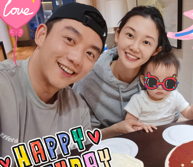 苗苗晒婚房客厅,郑恺穿秋裤坐女儿的小板凳,baby送的学步车抢镜_腾讯