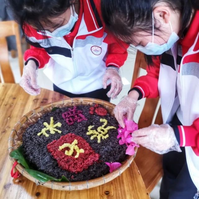 创意拼盘大集合"唱山歌""表白崇高"领五色糯米饭共展创意,共品美食