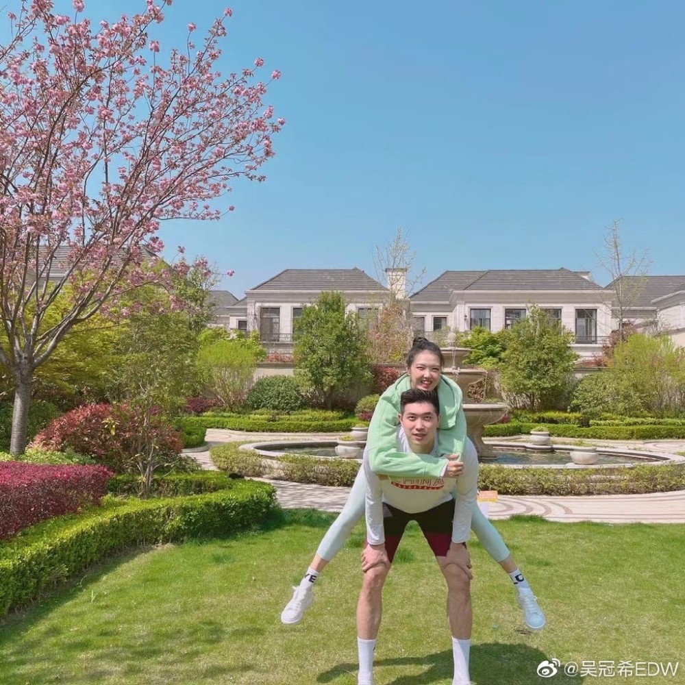 撒狗粮女排张常宁被老公吴冠希背起秀恩爱郎才女貌甜蜜又般配