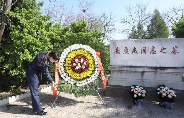 山西夏縣清明時節祭英烈康傑陵前寄哀思