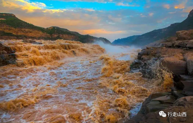 多变之黄河视觉一是奔腾不息的黄河水,形成"咆哮的黄河""奔腾的黄河"