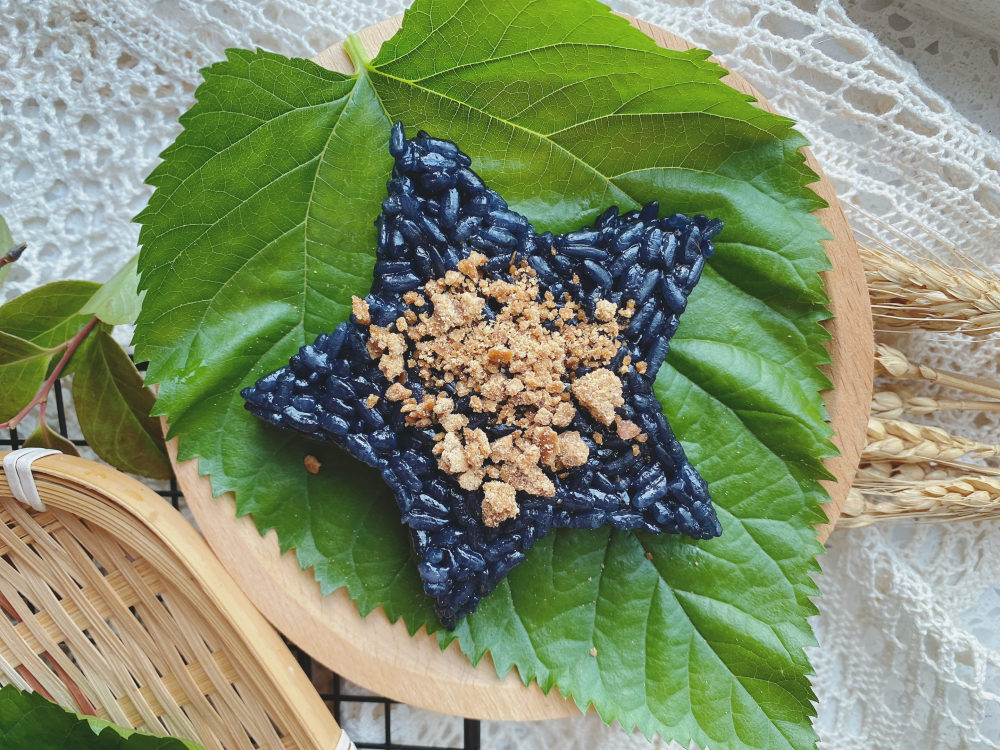 在江浙沪一带也有吃乌稔饭的习俗,但在我们江南地区,乌稔饭被称为是"