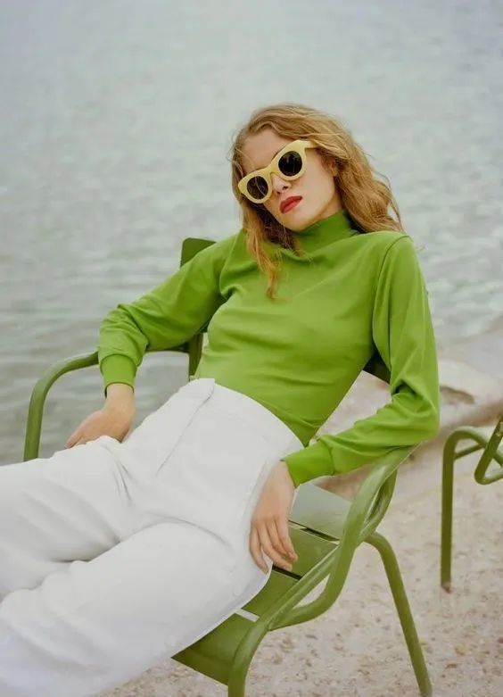 荧光绿是绿色中**难驾驭的颜色穿套装的荧光绿更是考验人的身材和气质