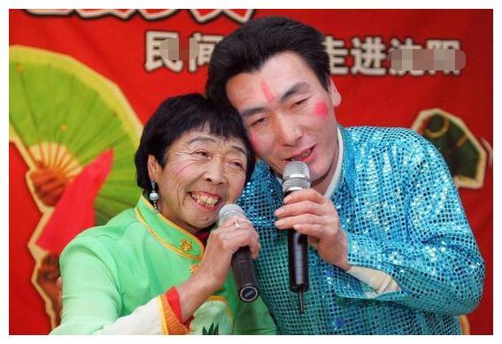 85岁马玉琴与年轻小伙斗舞,全程斗志昂扬,网友:再跳骨头散了