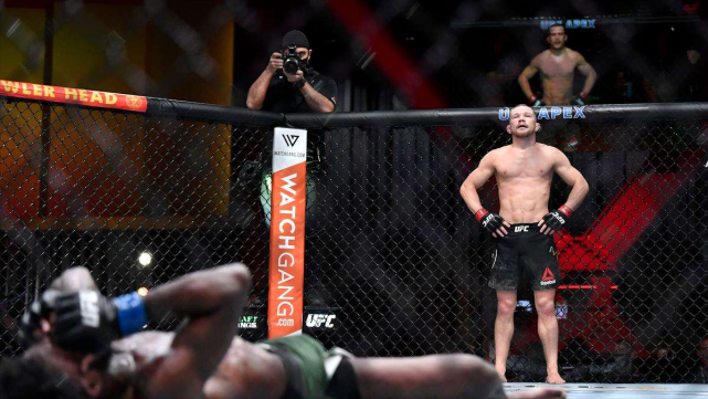 他是ufc史上最冤种的冠军,对阵斯特林违规膝击被判负,平白无故失去金