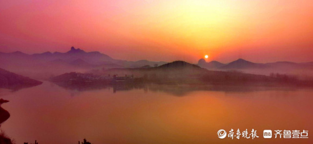 好景山东|日照松月湖日出绚丽多姿,群山连绵起伏宛如水墨画!