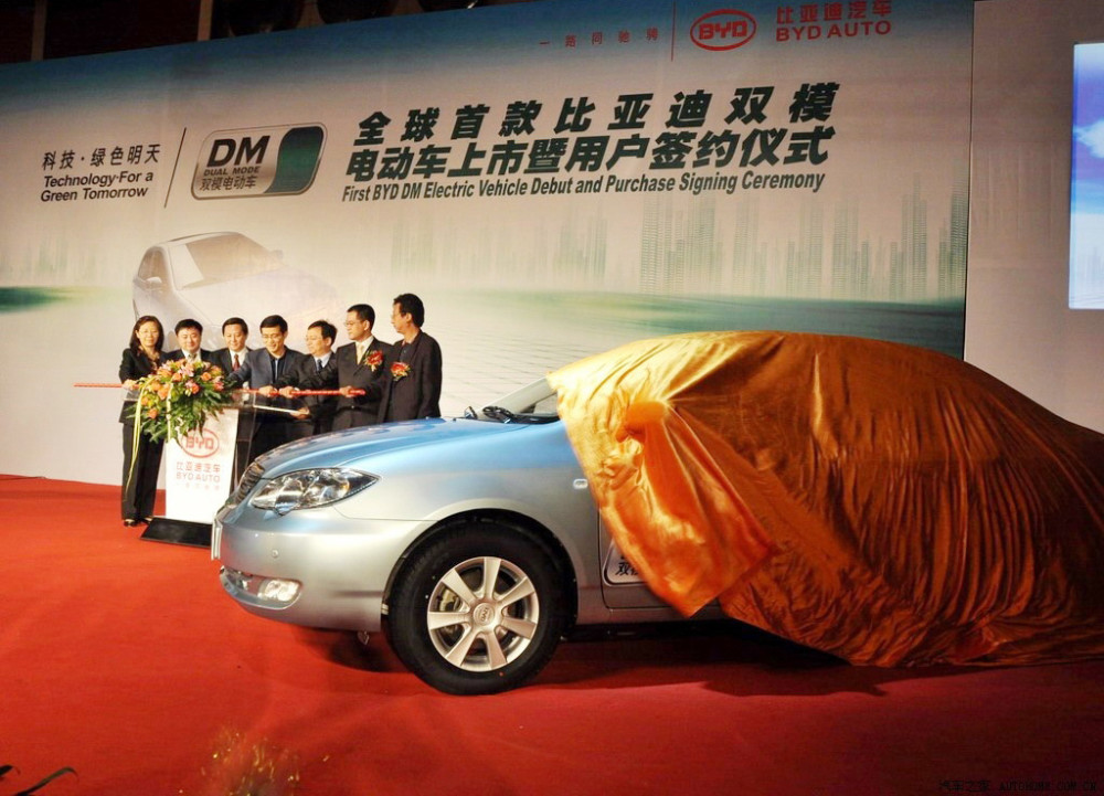 2003年,比亚迪收购秦川汽车,正式开始造车之路,随即开始dm双模电动车