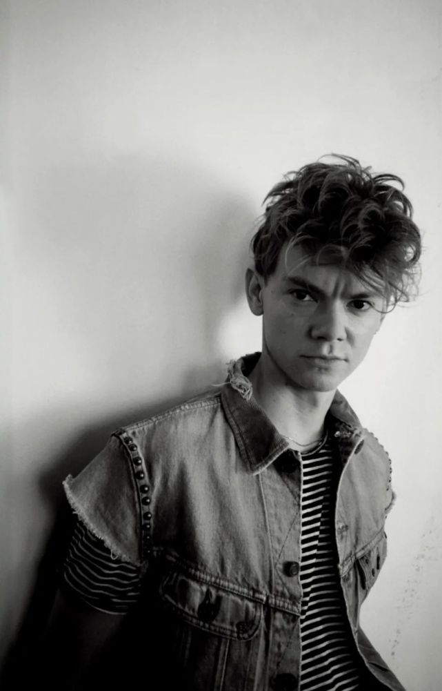 《真爱至上》男星托马斯·布罗迪-桑斯特写真大片,32岁娃娃脸依旧