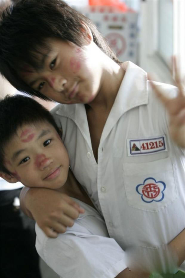 钢琴,舞蹈等等他都信手拈来,文艺演出更是一个接着一个,马明威的名声