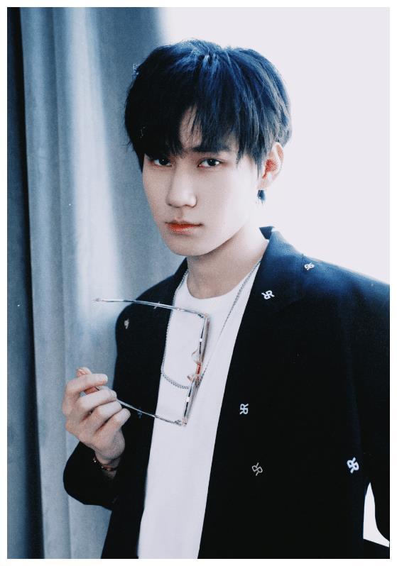 张真源晒照,身穿黑色西装十分帅气,期待话剧首秀!